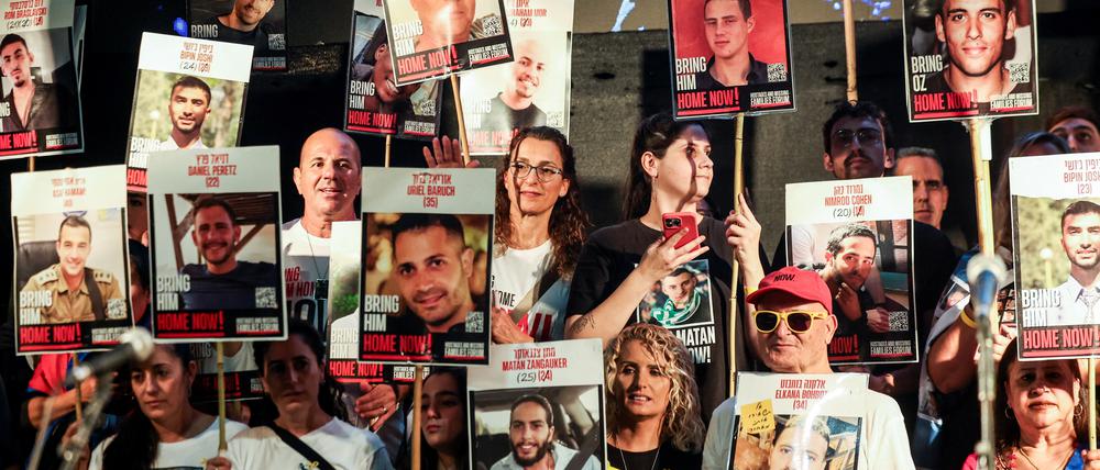 Seit Monaten demonstrieren Menschen in Tel Aviv für die Freilassung aller in Gaza festgehaltenen Geiseln.