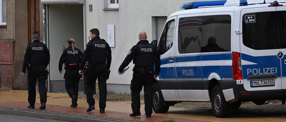 Die Polizei führt Befragungen in der Nachbarschaft des vermissten Jungen durch.