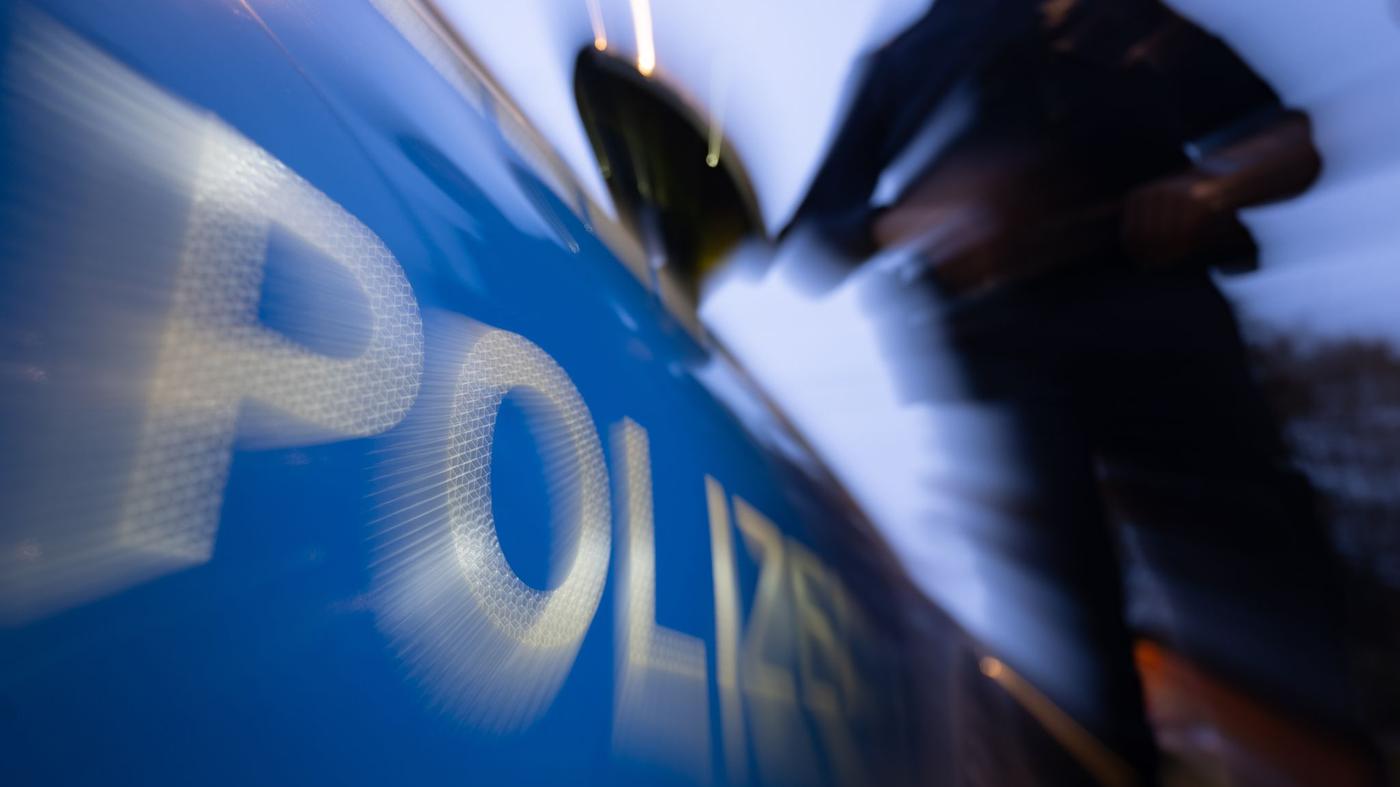 Mitten-in-der-Nacht-Randalierende-Gruppe-zieht-mit-Pyrotechnik-durch-K-penick