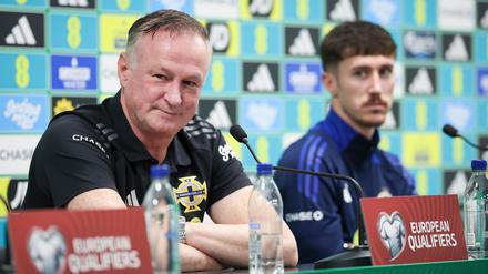 Trainer Michael O'Neill und Trai Hume (r.) sprechen bei der Pressekonferenz vor dem Spiel gegen Deutschland. 