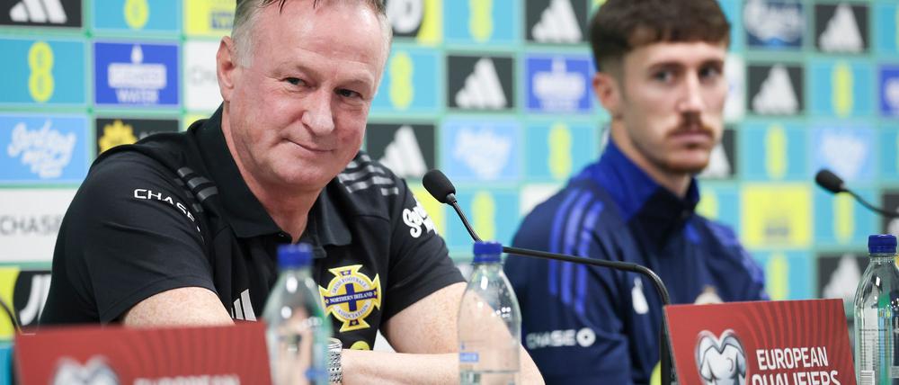 Trainer Michael O'Neill und Trai Hume (r.) sprechen bei der Pressekonferenz vor dem Spiel gegen Deutschland.