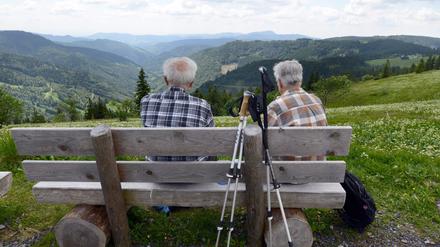 Auch im hohen Alter noch fit genug für die Wandertour in den Bergen sein: Dafür können wir schon in jungen Jahren etwas tun. (Symbolbild)