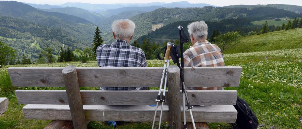 Auch im hohen Alter noch fit genug für die Wandertour in den Bergen sein: Dafür können wir schon in jungen Jahren etwas tun. (Symbolbild)