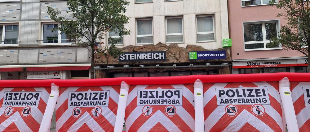 Bei Schüssen in einem Wettbüro in der Innenstadt von Gießen sind drei Menschen verletzt worden. 