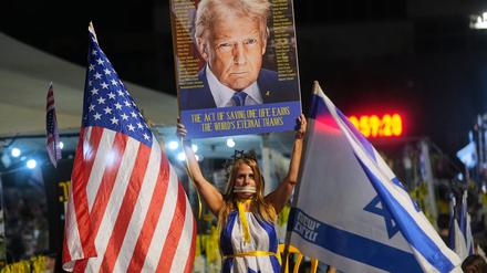 In Tel Aviv wird Donald Trump von den Angehörigen der Geiseln als Held gefeiert.