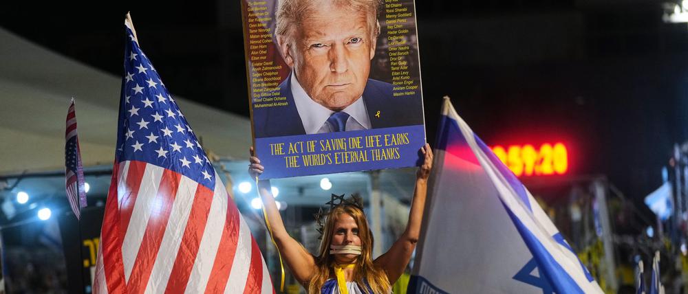 In Tel Aviv wird Donald Trump von den Angehörigen der Geiseln als Held gefeiert.