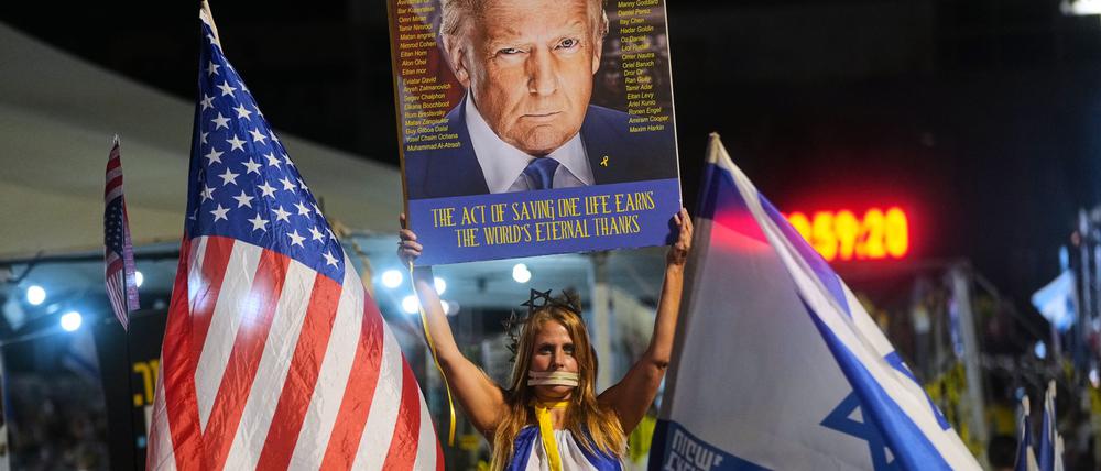 In Tel Aviv wird Donald Trump von den Angehörigen der Geiseln als Held gefeiert.