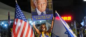 In Tel Aviv wird Donald Trump von den Angehörigen der Geiseln als Held gefeiert.
