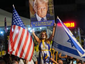In Tel Aviv wird Donald Trump von den Angehörigen der Geiseln als Held gefeiert.