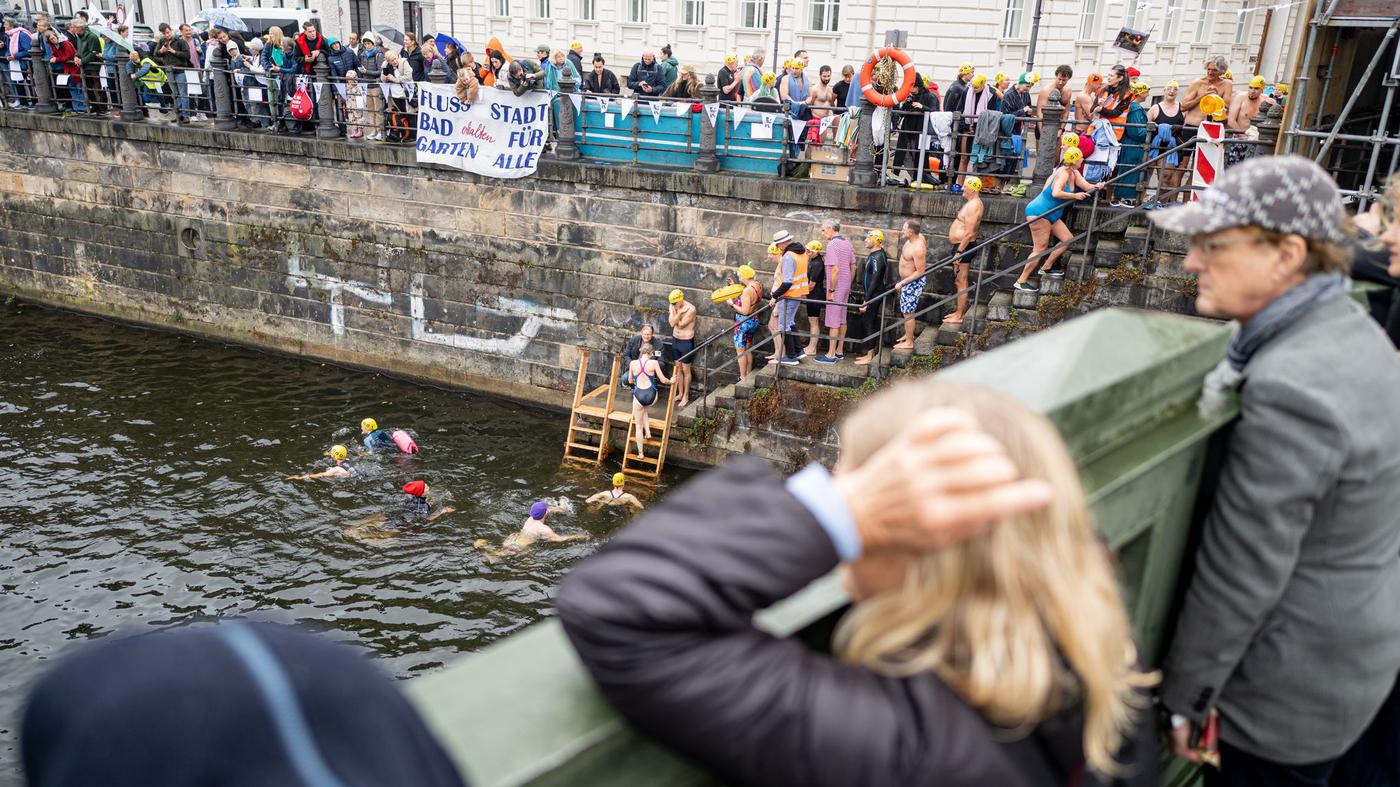 13-Grad-Wassertemperatur-Dutzende-demonstrieren-in-Berlin-gegen-Badeverbot-in-der-Spree