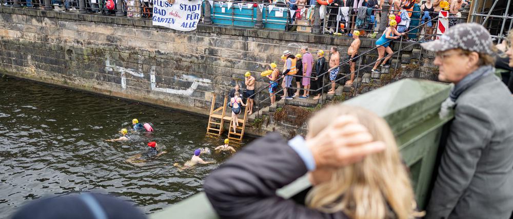 Dutzende wagten sich bei herbstlichen Temperaturen in den Spreekanal, um gegen das Badeverbot in der Spree zu demonstrieren.