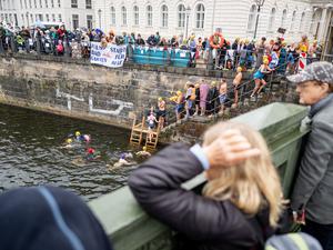 Dutzende wagten sich bei herbstlichen Temperaturen in den Spreekanal, um gegen das Badeverbot in der Spree zu demonstrieren.