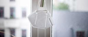 ARCHIV - 01.07.2021, Berlin: Ein Mund-Nasen-Schutz hängt an einem Fenster. (zu dpa: «Land fördert Projekt zur Auswertung von Long-Covid-Therapien») Foto: Zacharie Scheurer/dpa-tmn/dpa +++ dpa-Bildfunk +++