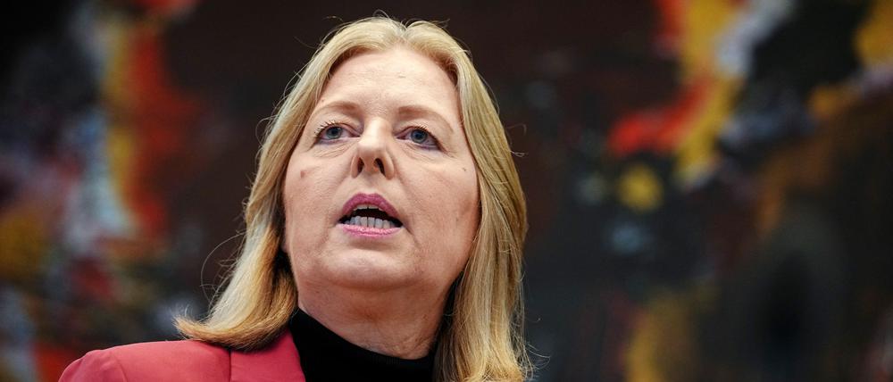 Bärbel Bas (SPD), Bundesministerin für Arbeit und Soziales und SPD-Parteivorsitzende, nimmt an der Fraktionssitzung ihrer Partei zu den Ergebnissen des Koalitionsausschusses und des Auto-Dialogs (Archivbild).