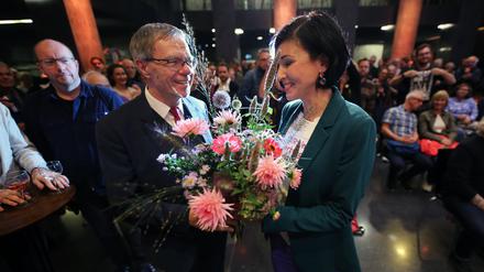 Interims-Oberbürgermeister und Stadtkämmerer Burkhard Exner gratuliert der Wahlsiegerin Noosha Aubel