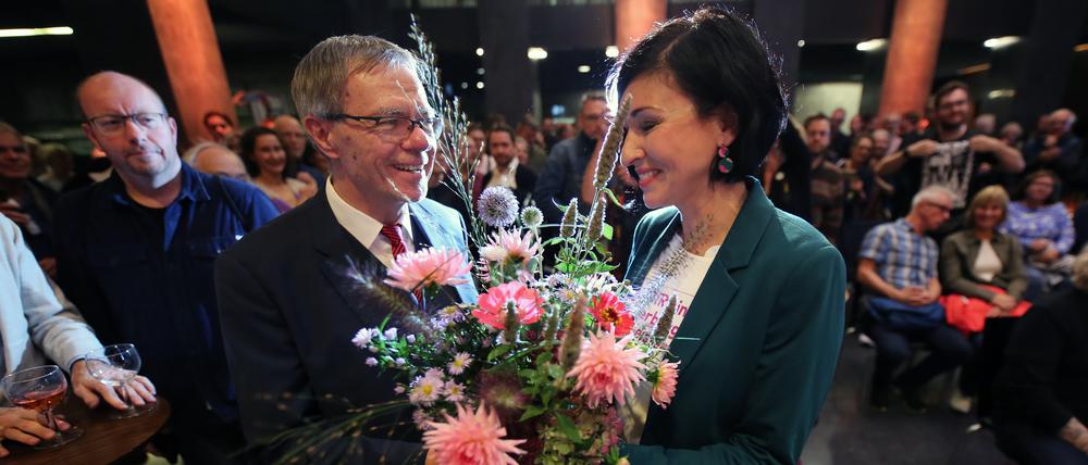 Interims-Oberbürgermeister und Stadtkämmerer Burkhard Exner gratuliert der Wahlsiegerin Noosha Aubel