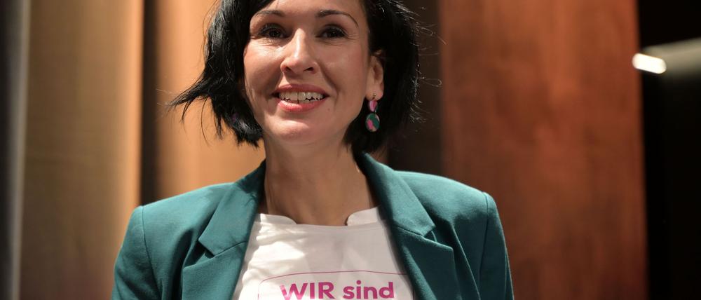 Noosha Aubel trägt ein T-Shirt mit der Aufschrift: „Wir sind Oberbürgermeisterin“.