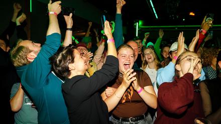 Unterstützerinnen und Unterstützer jubeln in dem Lokal, in dem die Wahlparty der Initiative „Hamburger Zukunftsentscheid“ stattfindet. Die Initiative will erreichen, dass die Stadt bereits bis 2040 klimaneutral wird.