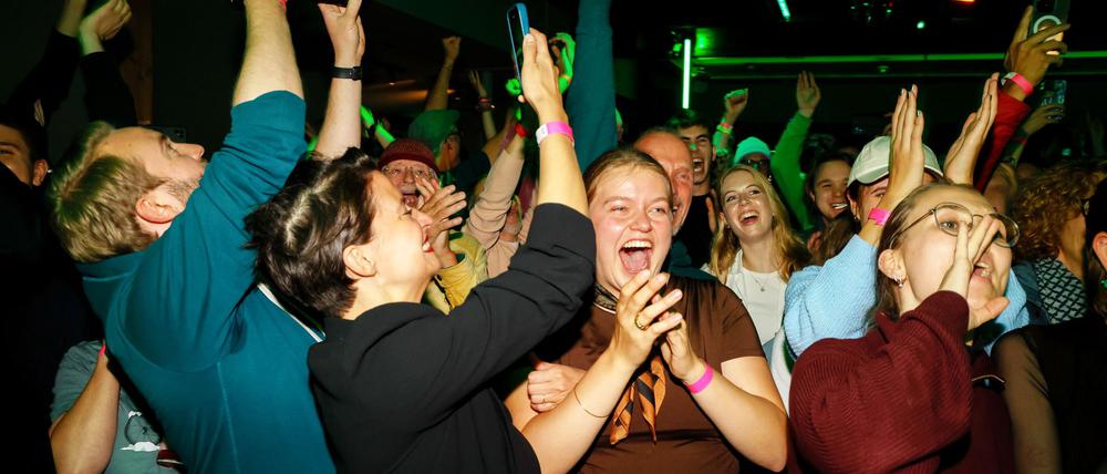 Unterstützerinnen und Unterstützer jubeln in dem Lokal, in dem die Wahlparty der Initiative „Hamburger Zukunftsentscheid“ stattfindet. Die Initiative will erreichen, dass die Stadt bereits bis 2040 klimaneutral wird.