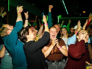 Unterstützerinnen und Unterstützer jubeln in dem Lokal, in dem die Wahlparty der Initiative „Hamburger Zukunftsentscheid“ stattfindet. Die Initiative will erreichen, dass die Stadt bereits bis 2040 klimaneutral wird.