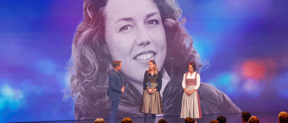 Die Biathletinnen Franziska Preuß und Magdalena Neuner (hier mir Moderator Markus Othmer vor einem Bild von Laura Dahlmeier) haben bei der Verleihung des Bayerischen Sportpreises ihrer gestorbenen Kollegin Dahlmeier gedacht. 