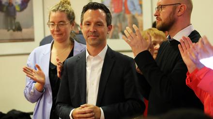 Am Wahlsonntag: Der unterlegene SPD-Kandidat Severin Fischer, links und rechts die SPD-Kreisvorsitzenden Alma Kleen und Thomas Bachmann.