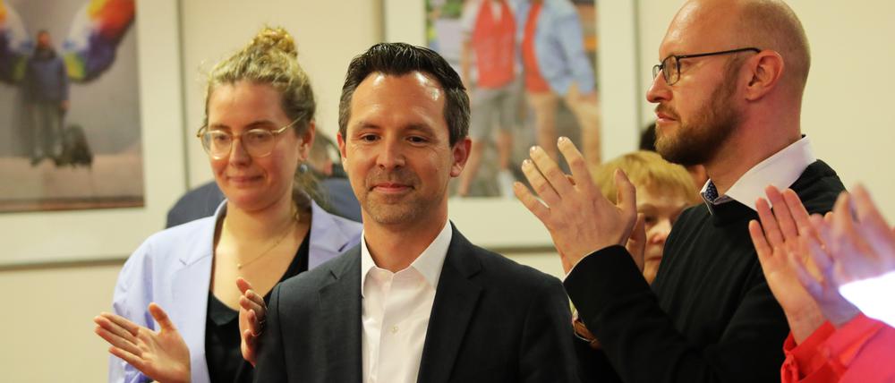 Am Wahlsonntag: Der unterlegene SPD-Kandidat Severin Fischer, links und rechts die SPD-Kreisvorsitzenden Alma Kleen und Thomas Bachmann.