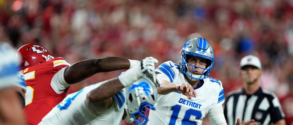 Für Detroit Lions Quarterback Jared Goff (M) endete in Kansas City die Siegesserie.