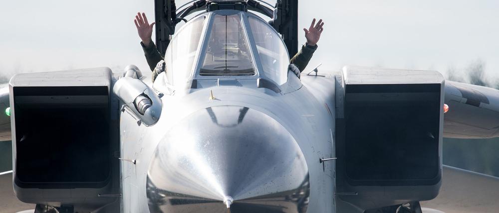 Mecklenburg-Vorpommern, Laage: Der Pilot eines Tornado-Kampfflugzeugs vom Luftwaffengeschwader 33 aus Büchel hält nach der Landung auf dem Fliegerhorst des taktischen Luftwaffengeschwaders 73 „Steinhoff“ in Rostock-Laage die Hände in die Höhe. 