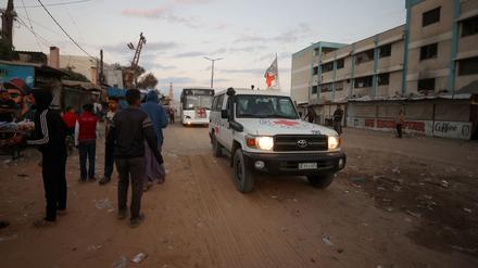 Ein Fahrzeug des Roten Kreuzes begleitet am Montagmorgen den Konvoi, der die Geiseln aus dem Gazastreifen bringt.