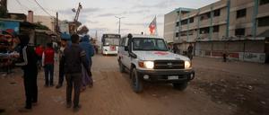 Ein Fahrzeug des Roten Kreuzes begleitet am Montagmorgen den Konvoi, der die Geiseln aus dem Gazastreifen bringt.