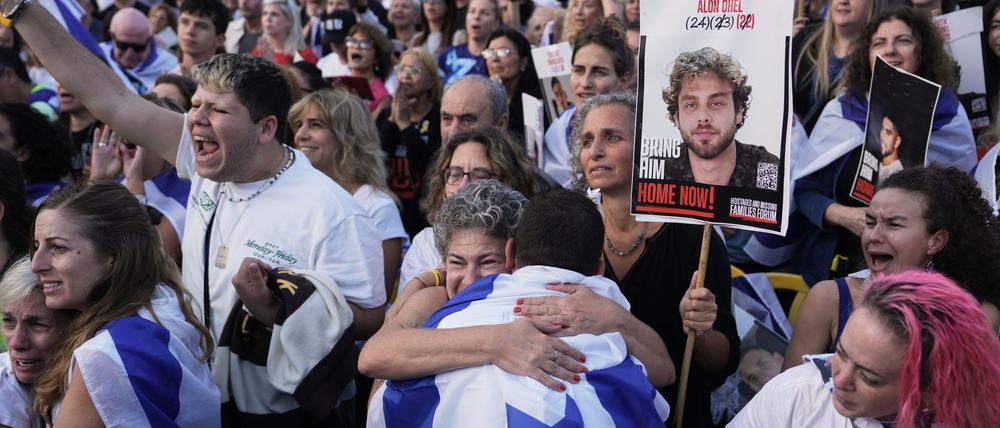 Auf dem Platz der Geiseln feiern Israelis die Frelassung der Hamas-Geiseln.