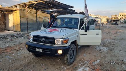 Ein Fahrzeug des Roten Kreuzes ist in Chan Junis, im südlichen Gazastreifen, vor der erwarteten Freilassung von Geiseln durch die islamistischen Terrororganisation Hamas und der Freilassung von palästinensischen Häftlingen durch Israel zu sehen.
