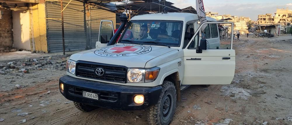 Ein Fahrzeug des Roten Kreuzes ist in Chan Junis, im südlichen Gazastreifen, vor der erwarteten Freilassung von Geiseln durch die islamistischen Terrororganisation Hamas und der Freilassung von palästinensischen Häftlingen durch Israel zu sehen.