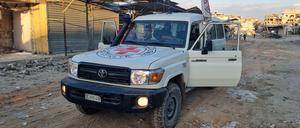 Ein Fahrzeug des Roten Kreuzes ist in Chan Junis, im südlichen Gazastreifen, vor der erwarteten Freilassung von Geiseln durch die islamistischen Terrororganisation Hamas und der Freilassung von palästinensischen Häftlingen durch Israel zu sehen. 