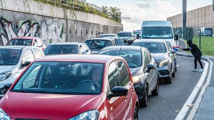 Stau am Autobahn-Ende der umstrittenen A100 am Treptower Park.