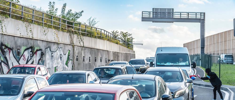 Stau am Autobahn-Ende der umstrittenen A100 am Treptower Park.