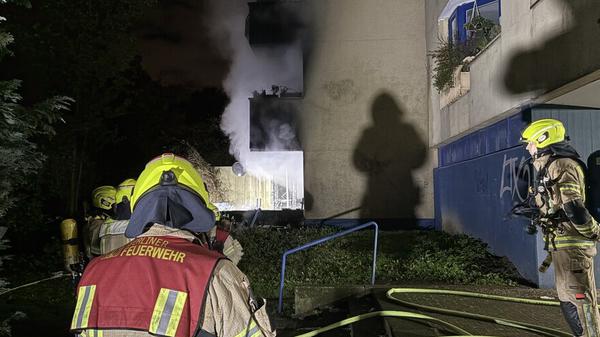 Nach einer Explosion in der High-Deck-Siedlung läuft der Polizeieinsatz am betroffenen Wohnhaus.