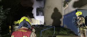 Nach einer Explosion in der High-Deck-Siedlung läuft der Polizeieinsatz am betroffenen Wohnhaus.