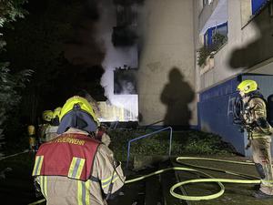 Nach einer Explosion in der High-Deck-Siedlung läuft der Polizeieinsatz am betroffenen Wohnhaus.