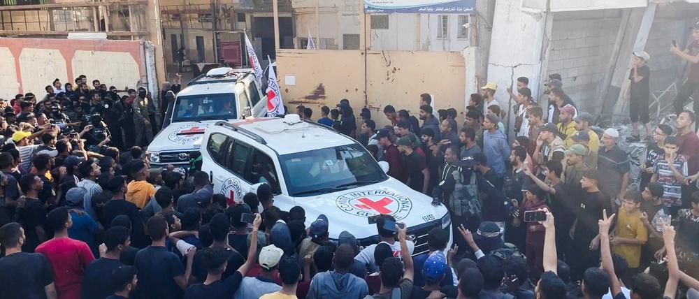Fahrzeuge des Roten Kreuzes bringen die Geiseln aus Gaza. 