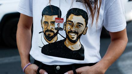 Ein T-Shirt mit dem Konterfei von Gali und Ziv Berman