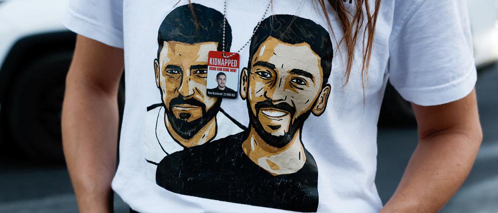 Ein T-Shirt mit dem Konterfei von Gali und Ziv Berman