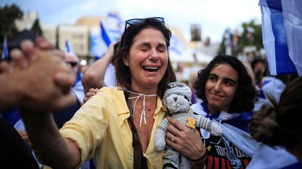 Eine Frau reagiert, als sich Menschen auf dem „Geiselplatz“ versammeln, an dem Tag, an dem die Hamas Geiseln freilässt, die seit dem tödlichen Angriff der Hamas vom 7. Oktober 2023 im Gazastreifen festgehalten werden, als Teil eines Gefangenen-Geisel-Austauschs und eines Waffenstillstandsabkommens zwischen Israel und der Hamas.
