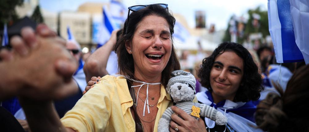 Eine Frau reagiert, als sich Menschen auf dem „Geiselplatz“ versammeln, an dem Tag, an dem die Hamas Geiseln freilässt, die seit dem tödlichen Angriff der Hamas vom 7. Oktober 2023 im Gazastreifen festgehalten werden, als Teil eines Gefangenen-Geisel-Austauschs und eines Waffenstillstandsabkommens zwischen Israel und der Hamas.