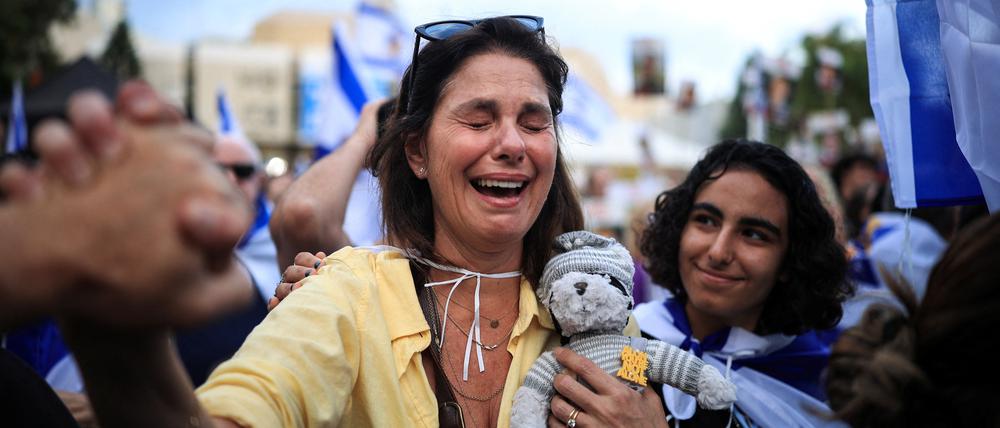 A woman reacts, as people gather at "Hostages Square", on the day Hamas releases hostages, who have been held in Gaza since the deadly October 7, 2023 attack by Hamas, as part of a prisoner-hostage swap and a ceasefire deal between Israel and Hamas, in Tel Aviv, Israel, October 13, 2025. REUTERS/Itai Ron ISRAEL OUT. NO COMMERCIAL OR EDITORIAL SALES IN ISRAEL