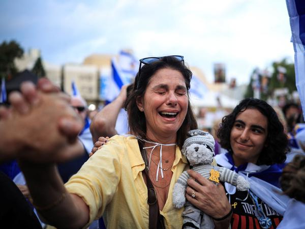 A woman reacts, as people gather at "Hostages Square", on the day Hamas releases hostages, who have been held in Gaza since the deadly October 7, 2023 attack by Hamas, as part of a prisoner-hostage swap and a ceasefire deal between Israel and Hamas, in Tel Aviv, Israel, October 13, 2025. REUTERS/Itai Ron   ISRAEL OUT. NO COMMERCIAL OR EDITORIAL SALES IN ISRAEL