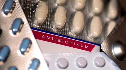 Eine Packung Antibiotika liegt auf einem Tisch.