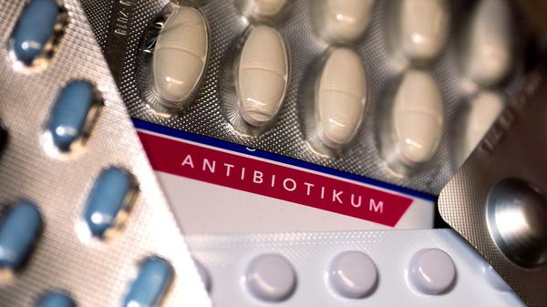 Eine Packung Antibiotika liegt auf einem Tisch.