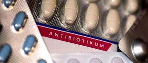 Eine Packung Antibiotika liegt auf einem Tisch.